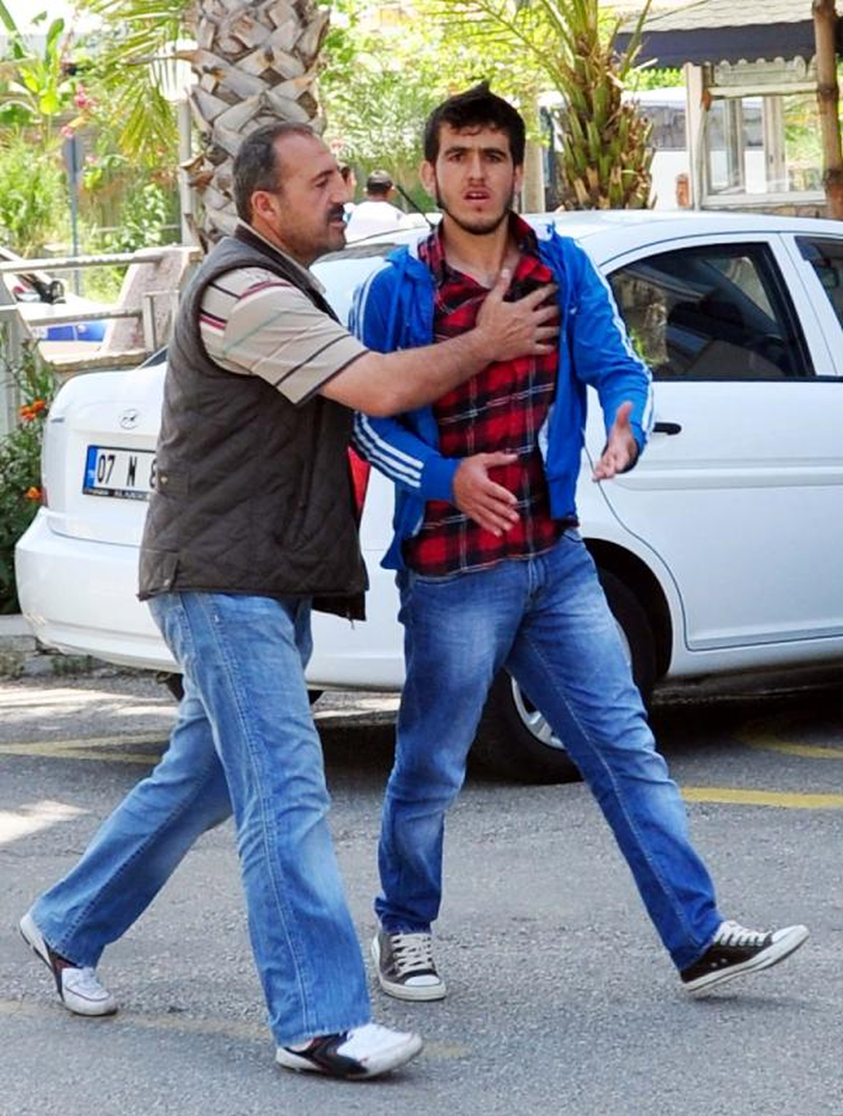 Nevruzda Polise Taş Atan 4 Üniversiteli Gözaltına Alındı