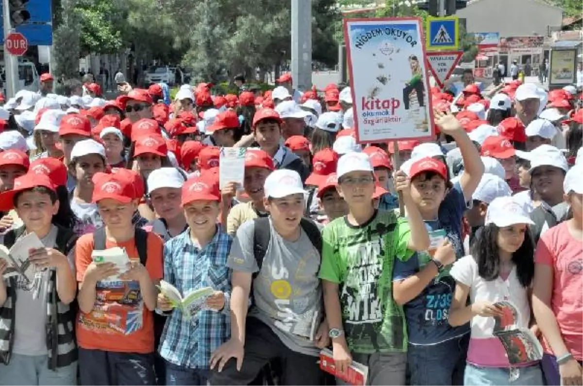 Niğde\'de 4 Bin Öğrenci Aynı Anda Kitap Okudu