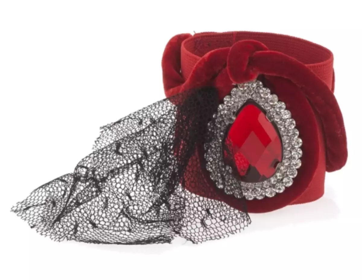 Nur Yerlitaş\'tan İhtişamlı Takılar