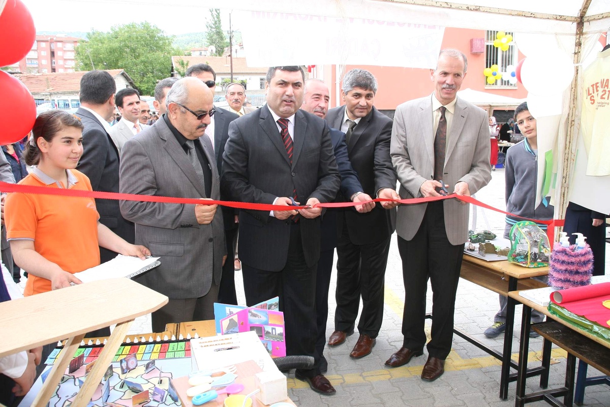 Öğrencilerin Topladığı Renkli Kapaklar Bir Engelli Çocuğu Sevindirdi