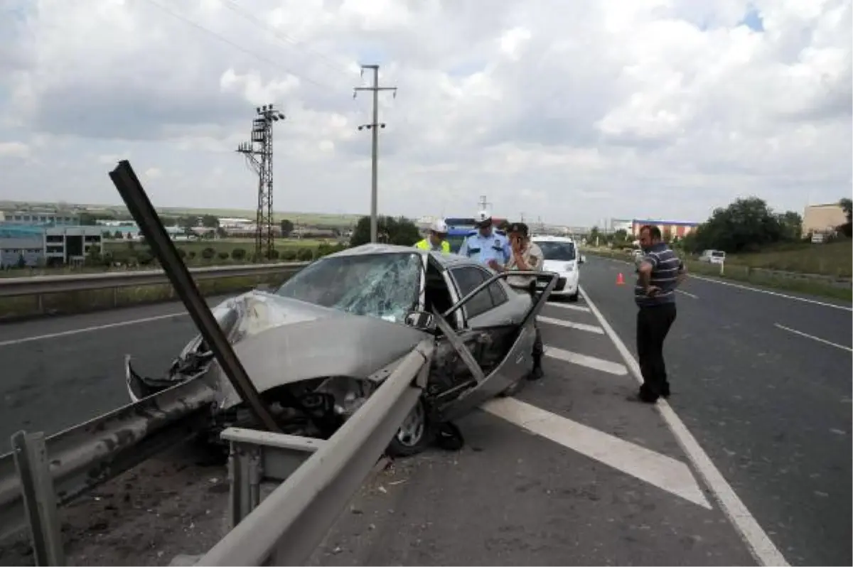 Otomobil Bariyere Çarptı, Sürücüsü Ağır Yaralandı