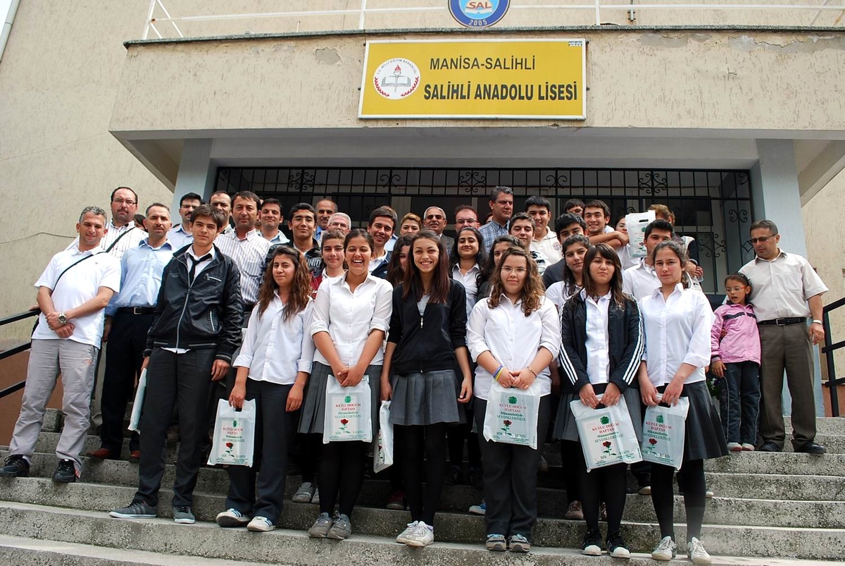 Salihli Anadolu Lisesi Öğrencilerine Anlamlı Hediye