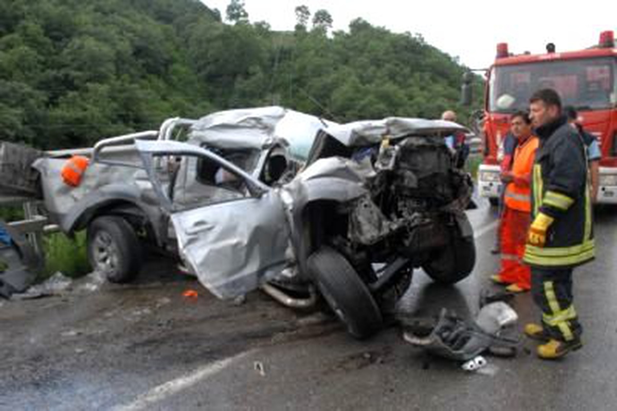 Samsun'da Kamyonet Bariyerlere Çarptı: 1 Ölü, 2 Yaralı