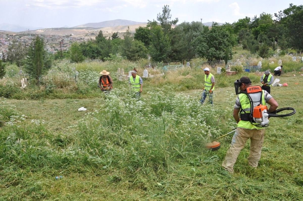 Siirt'te Mezarlıklarda Yaz Temizliği Başladı
