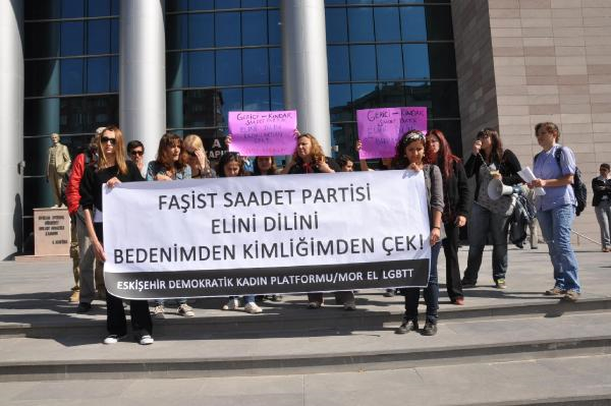 Sp'nin 'Zina Suç Olsun, Eşcinsellik Ahlaksızlıktır' Kampanyasına Suç Duyurusu