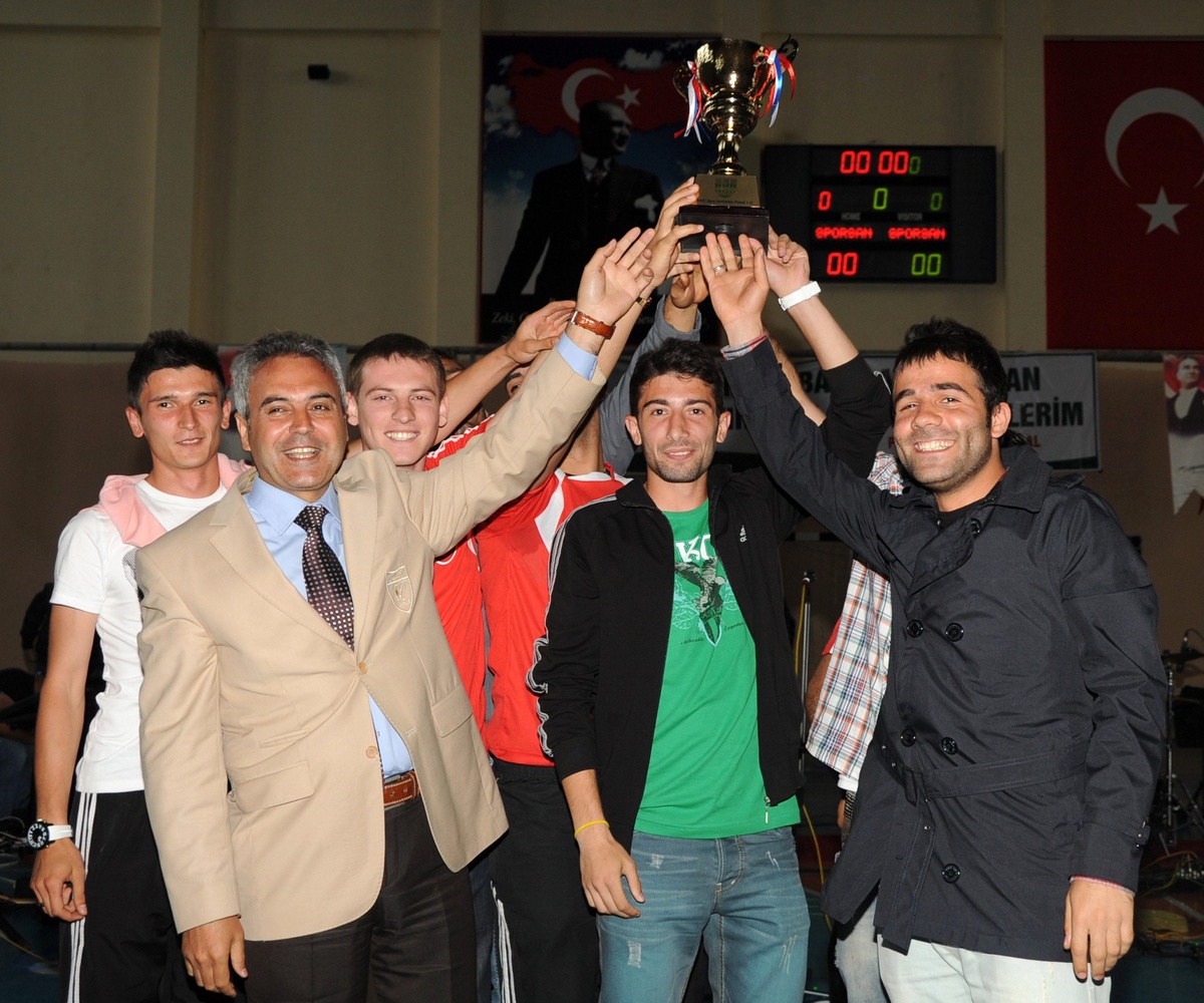 Spor Şenlikleri'nin Şampiyonları Ödüllerini Aldı