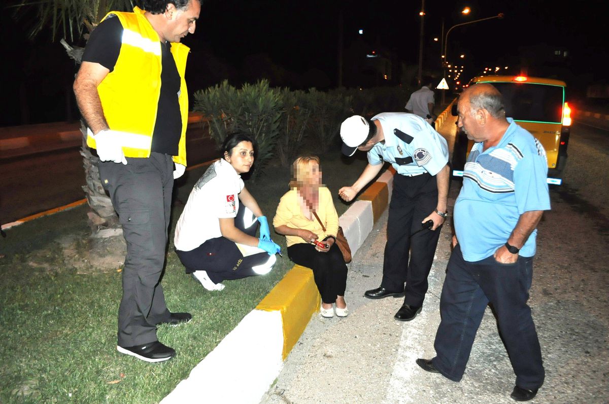 Taksiden Düşen Bayan Polisi Alarma Geçirdi