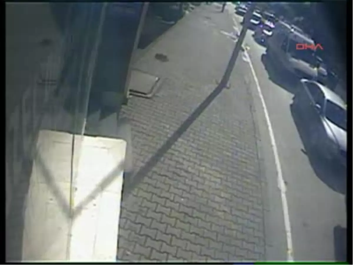 Trabzon'da 112 Ekibi Ambulansa Aldıkları Hastanın Saldırısına Uğradı )