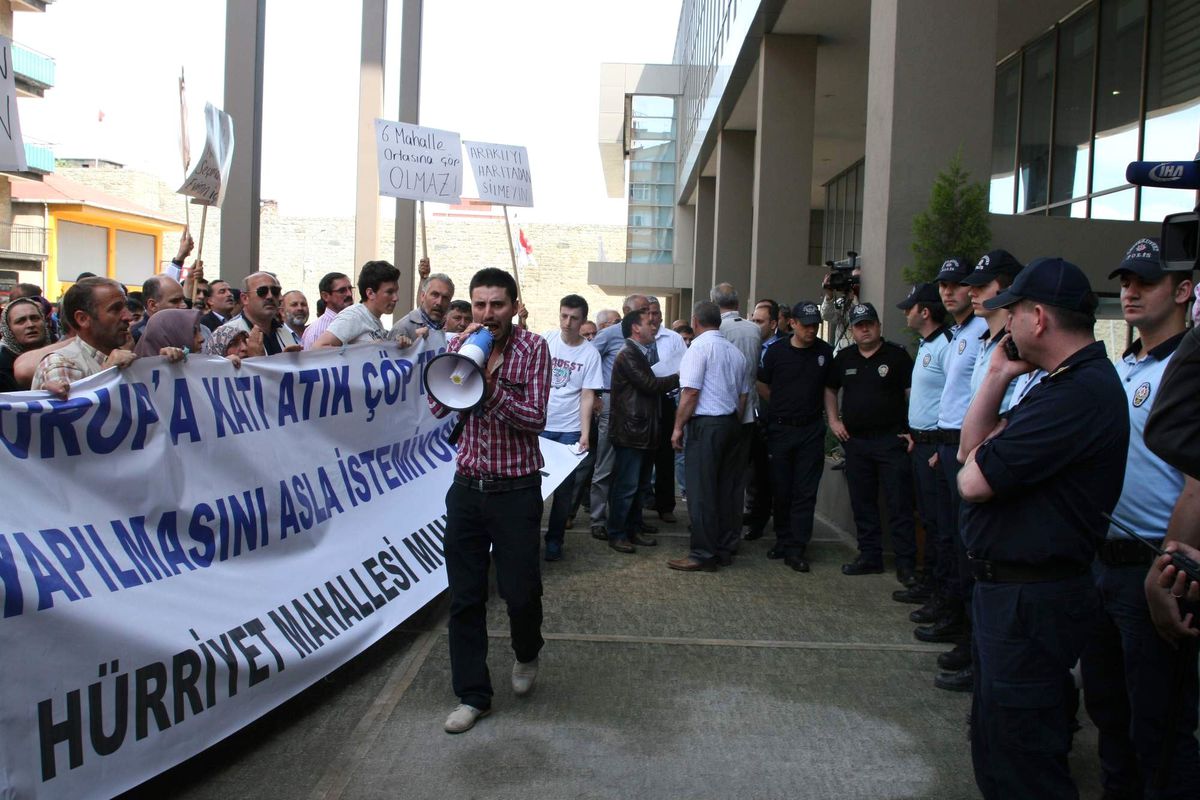 Trabzon Valisinin Önünü Keserek Dertlerini Anlattılar