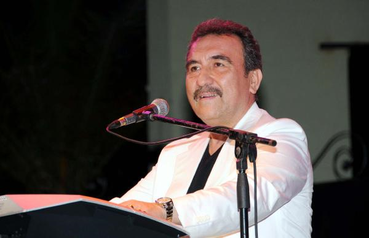 Ümit Besen Konserde Şalvar Giyip Oynadı