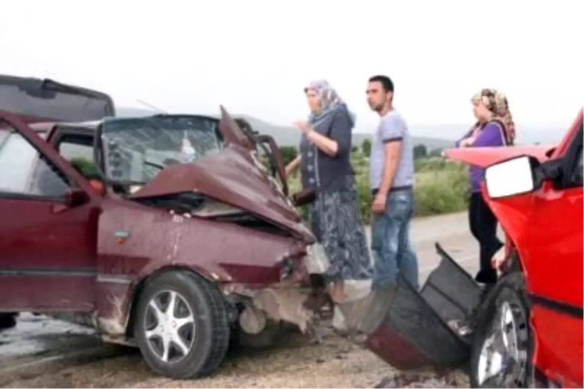 Yağmurla Kayganlaşan Yolda İki Otomobil Çarpıştı: 1 Ölü, 5 Yaralı