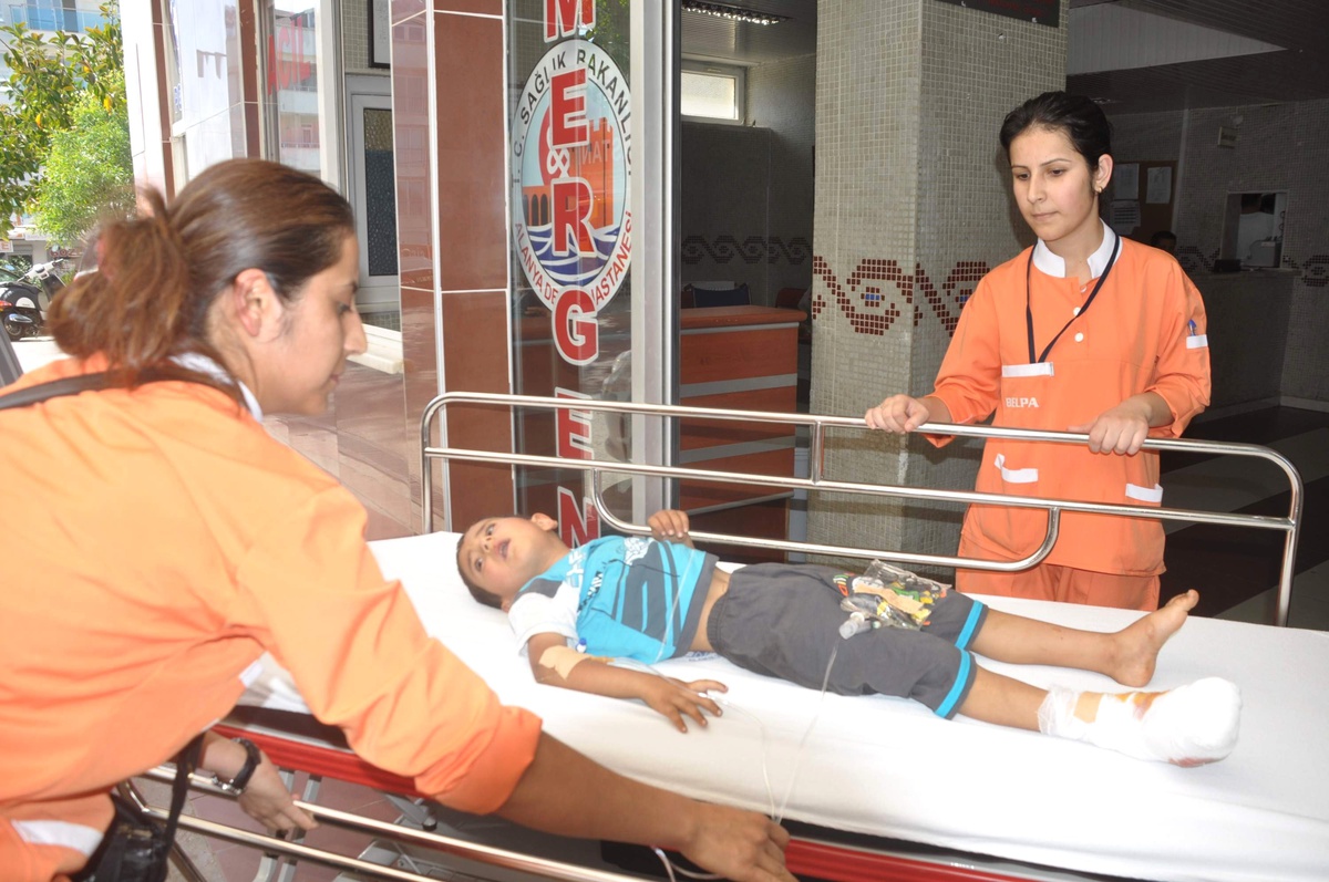 Yolun Karşısına Geçmek İsterken Otomobil Çarptı
