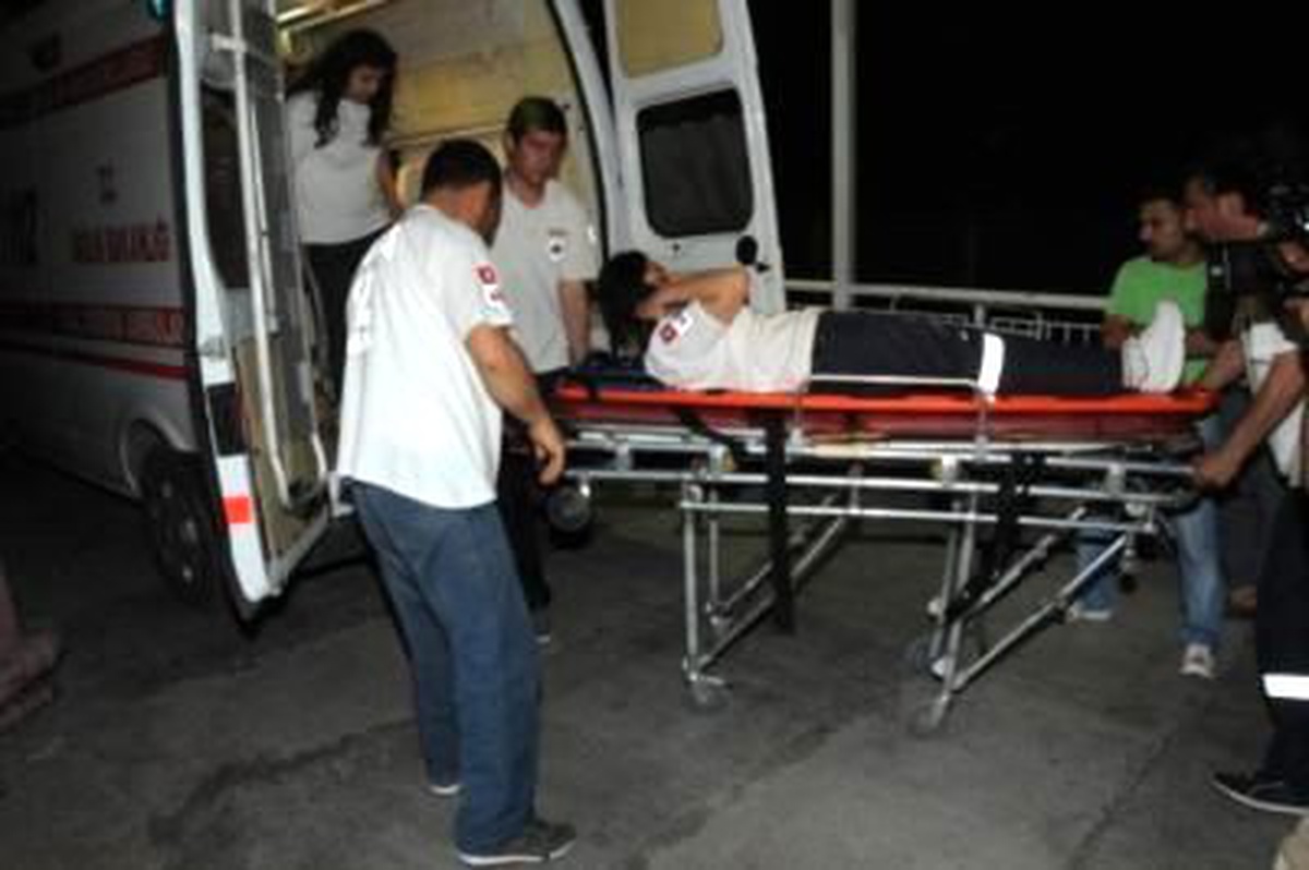 Adana'da Ambulansla Otomobil Çarpıştı: 4 Yaralı