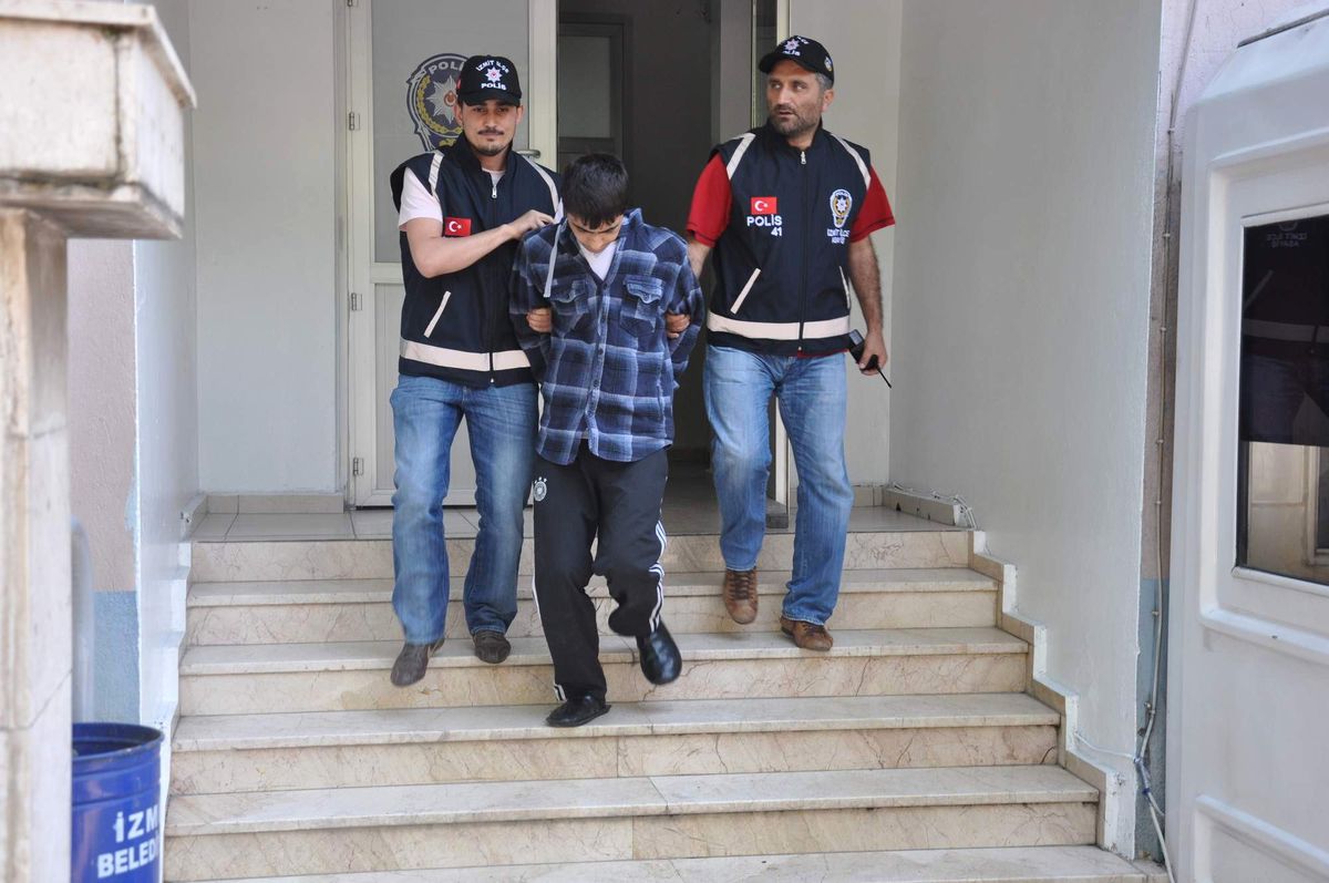 Balkondan Atladı Polise Yakalandı