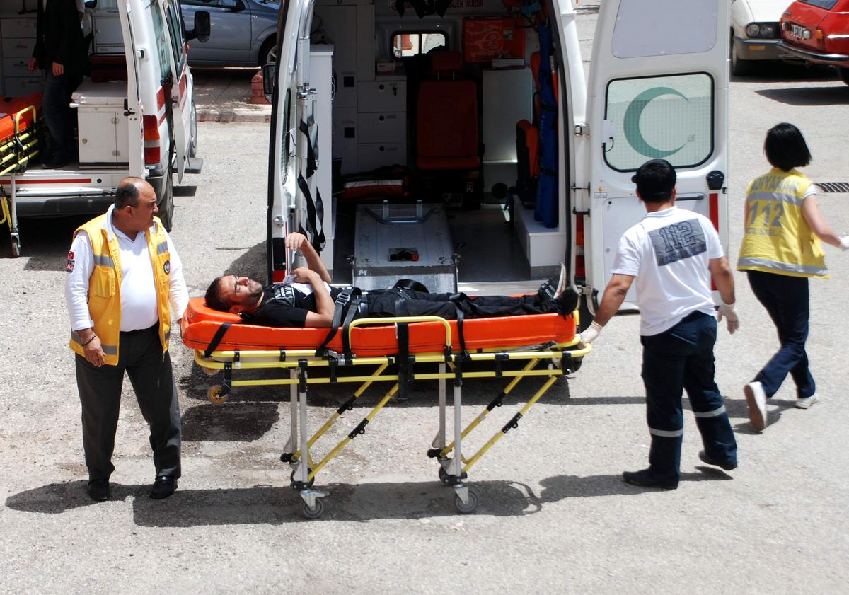 Besni'de Traktör Devrilmesi Sonucu 2 Kişi Yaralandı