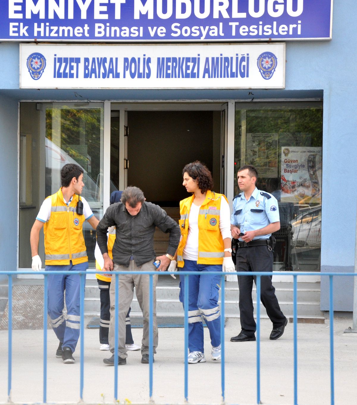 Bolu'da Birbirlerini Yaralayan İki Arkadaş Ambulansla Hastaneye Kaldırıldı