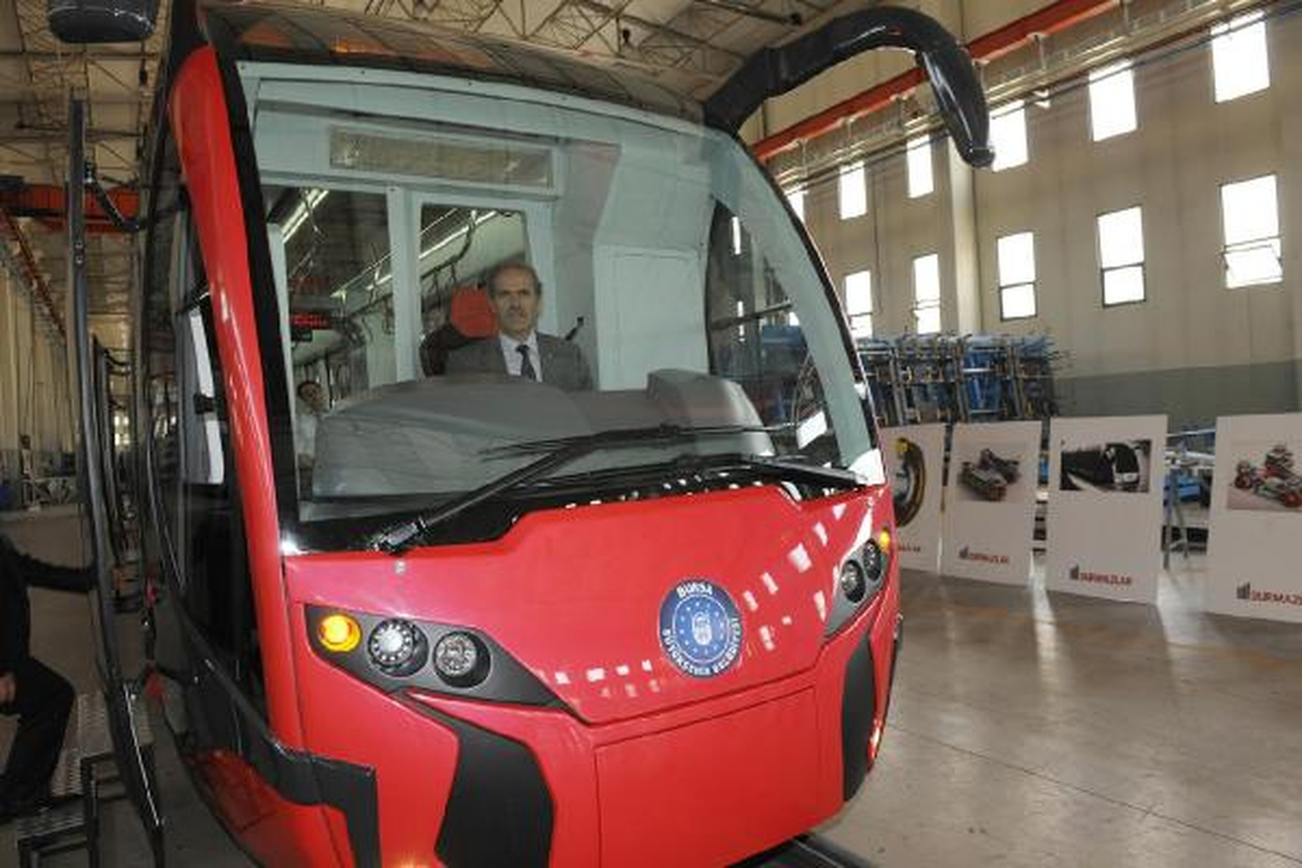 Bursa'da Üretilen Yerli Tramvay Raya İniyor