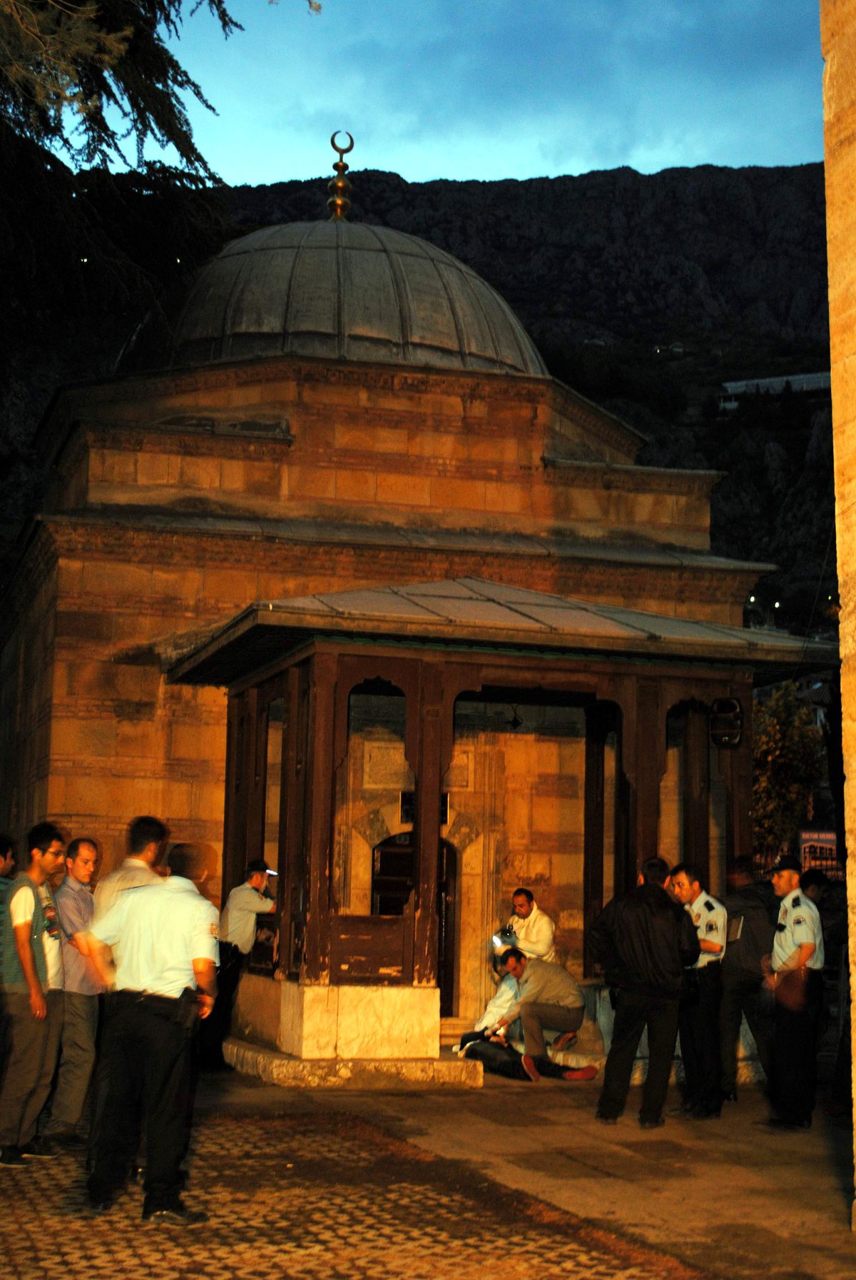 Cami Avlusunda İntihar