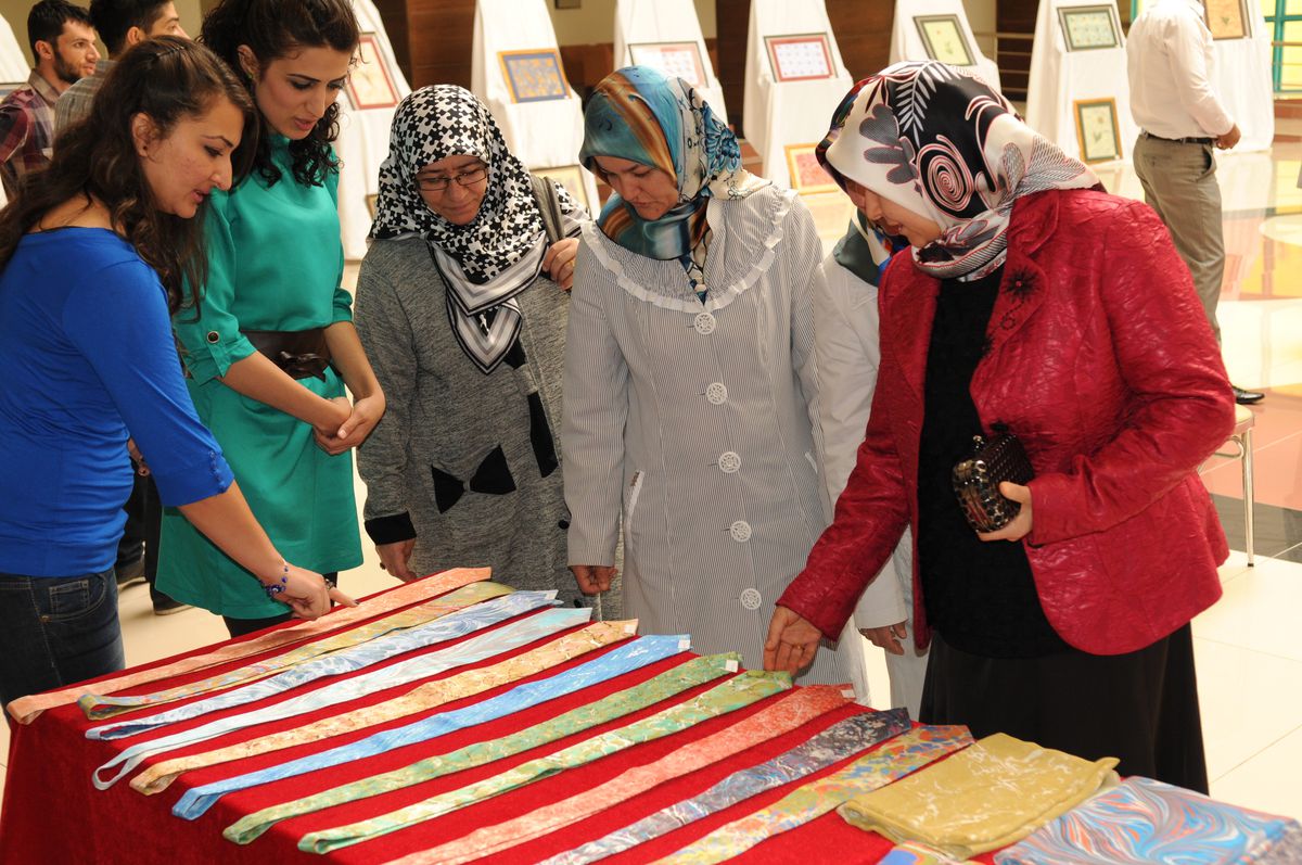 Dicle Üniversitesi Öğrencileri İlk Ebru Kursu'nu Açtı