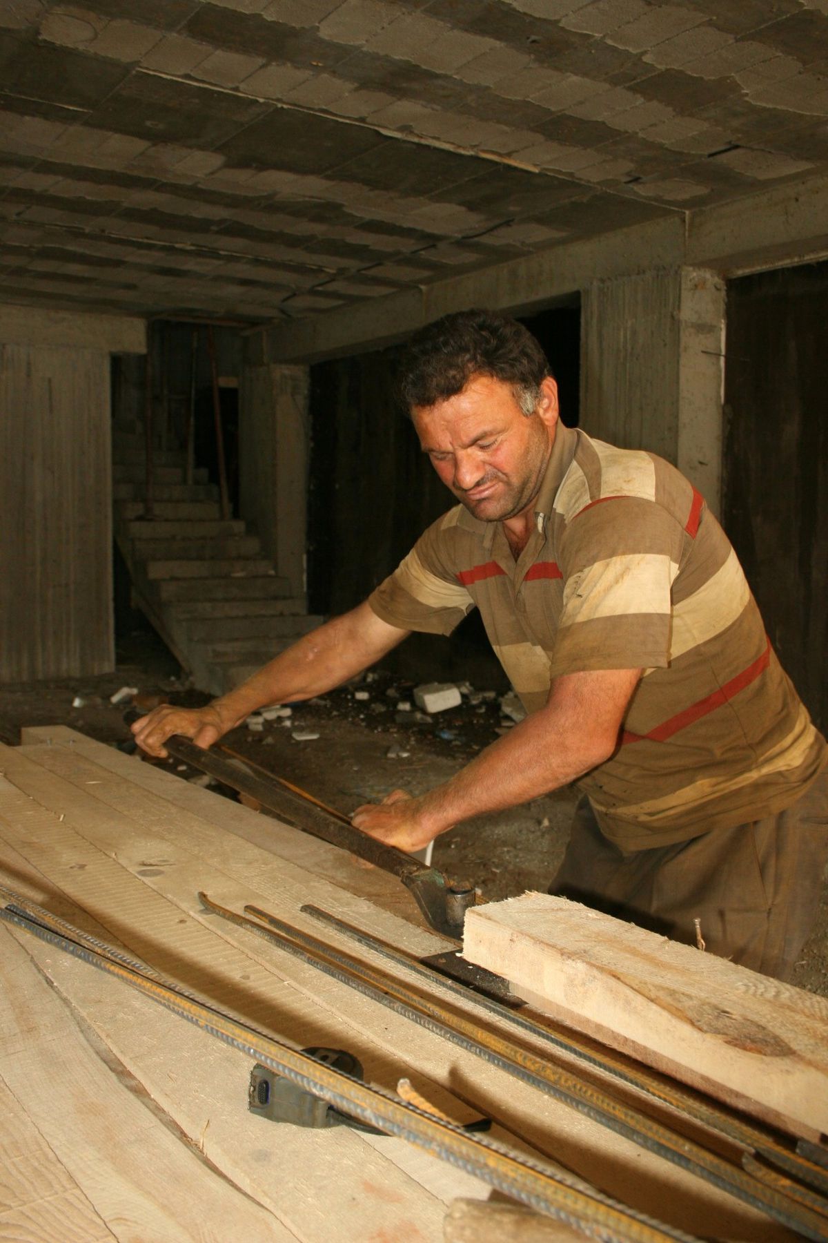 Engellerine Rağmen İnşaatlarda Çalışarak Para Kazanıyor