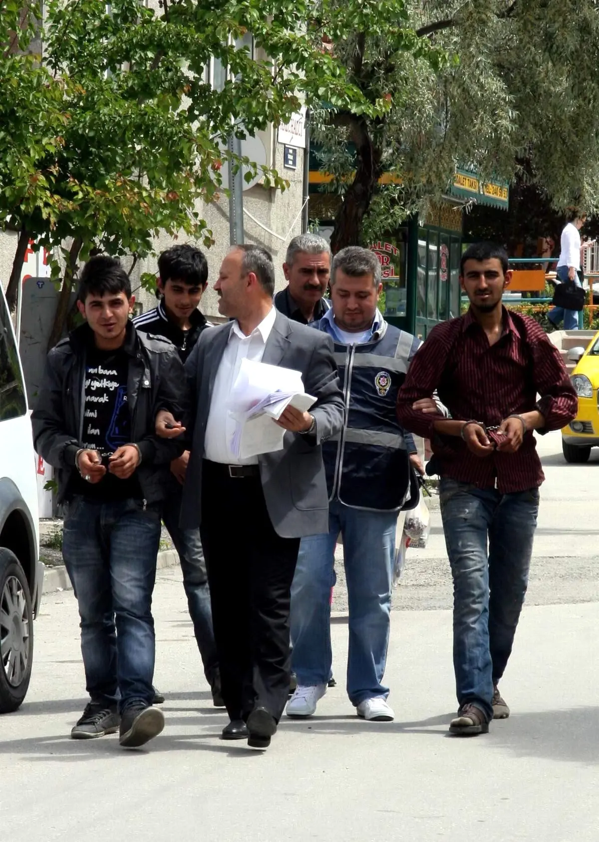 Eskişehir\'de İtekleyerek Araç Çaldıkları İddia Edilen 5 Kişi Yakalandı