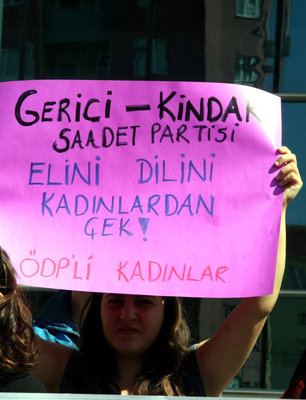 Eskişehir Demokratik Kadın Platformu ve Lgbtt Üyeleri Saadet Partisi Önünde Açıklama Yaptı