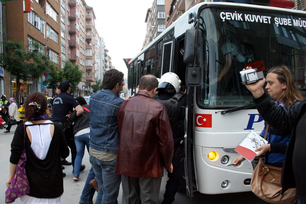 Eylemciler ile Polis Arasındaki Arbede: 10 Gözaltı