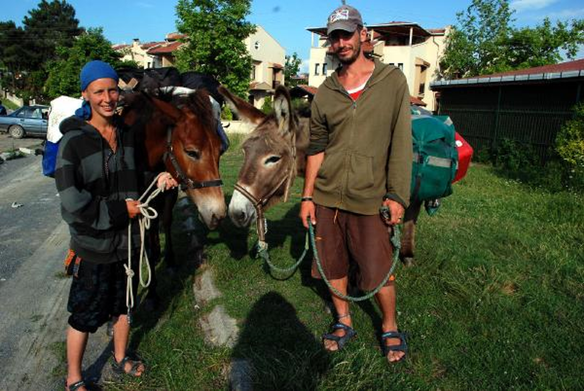 Fransa'dan At ve Eşekleriyle Yola Çıkıp Hindistan'a Gidiyorlar