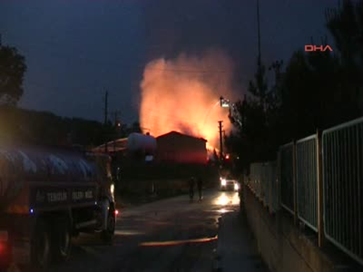 Gebze'de Kozmetin Fabrikası Alev Alev Yandı Yeniden