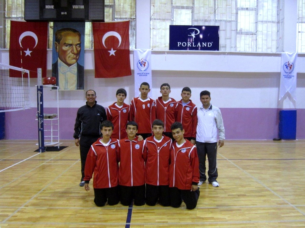 Gediz Halk Eğitimi Merkezi Voleybol Takımı Yarı Final Karşılaşmalarında Grup Üçüncüsü Oldu