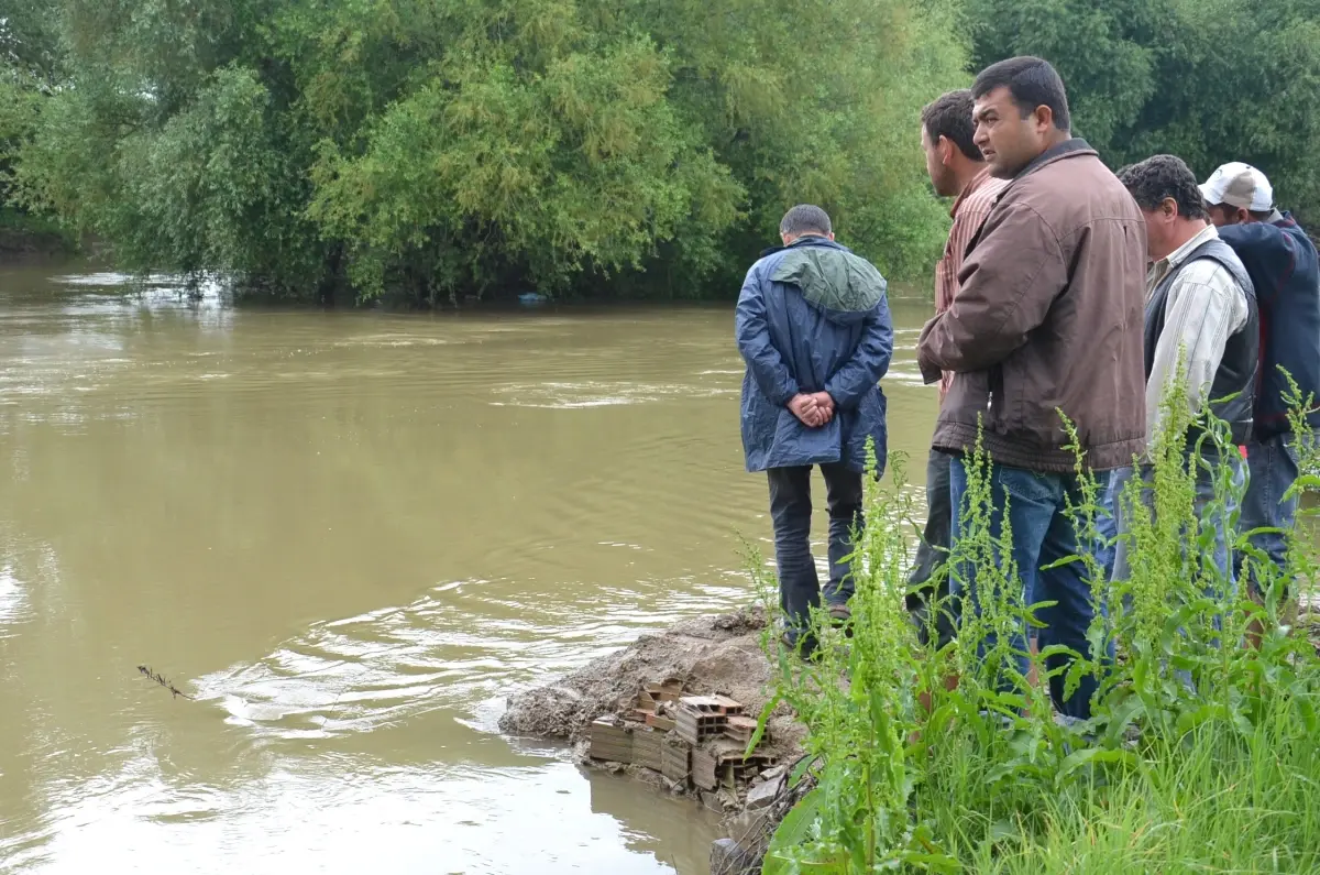 Gediz Nehri\'ne Düşen Genci Arama Çalışmaları Sürüyor