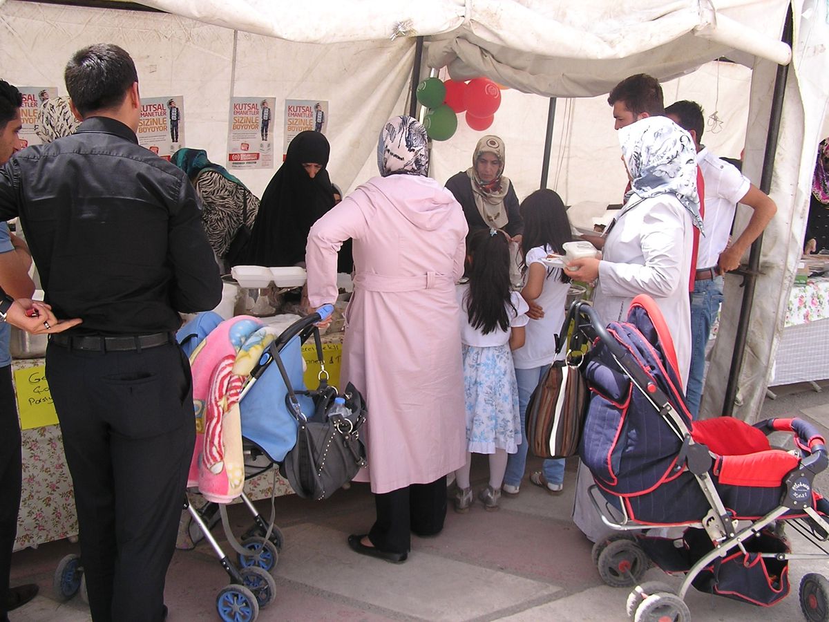 İhh, Muhtaç Aileler İçin Kermes Açtı