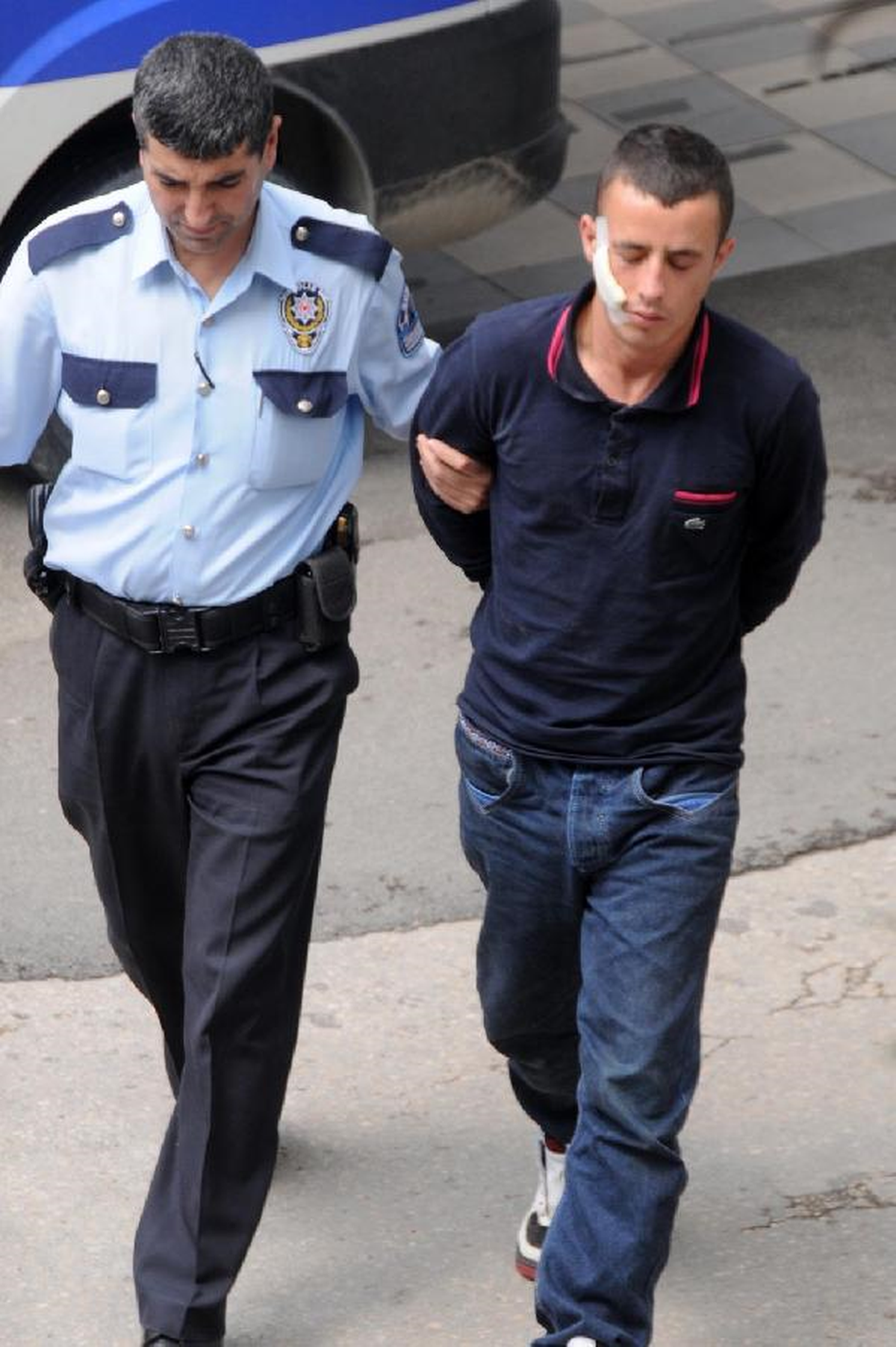 İnatçı Hırsız, Polis Merkezinde Yediemine Bırakılan Kabloları Çalarken Yakalandı