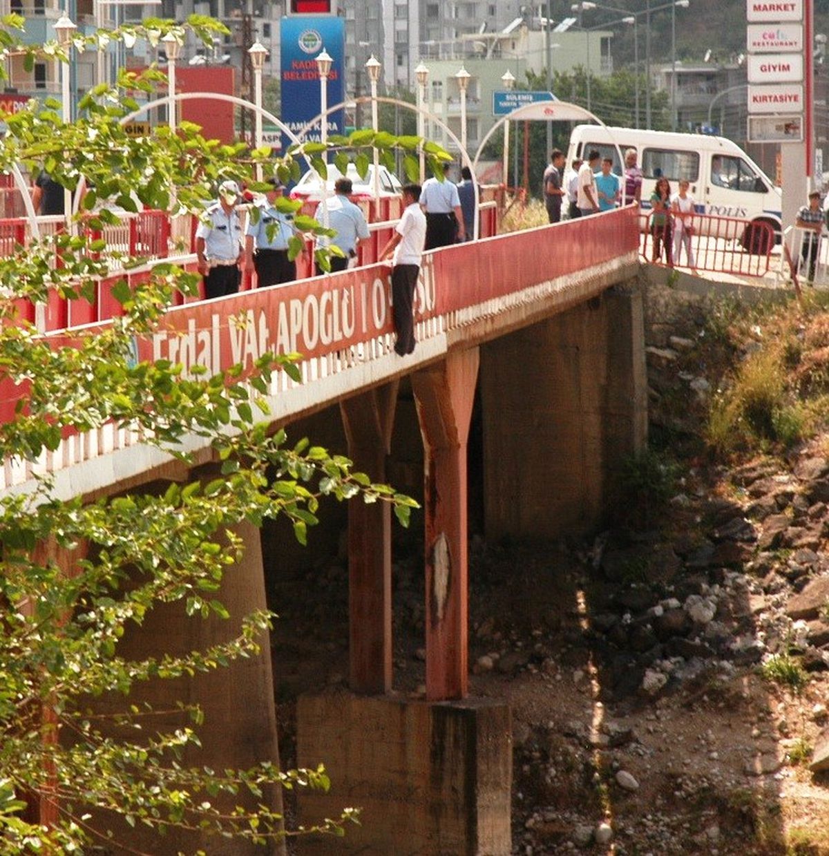 İntihar Etmek İçin Köprüye Çıkan Genci Emniyet Müdürü Kurtardı