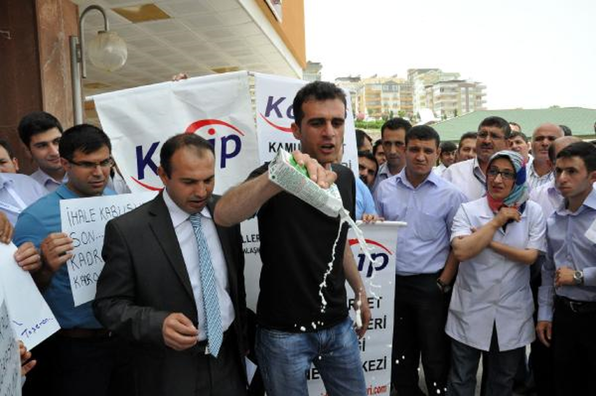 İşten Çıkarılışını Süt Dökerek Protesto Etti