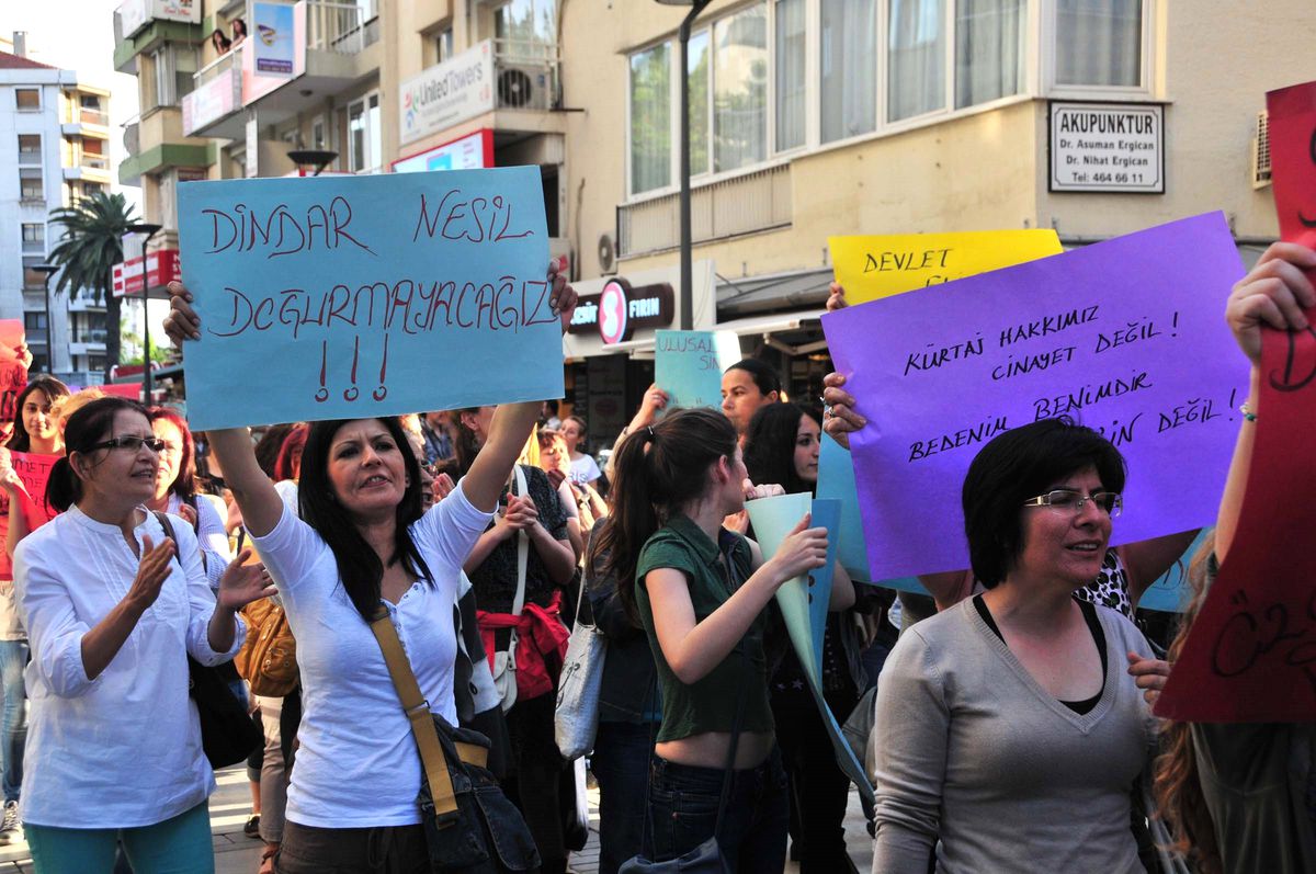 İzmirli Kadınlardan 'Kürtaj' Protestosu