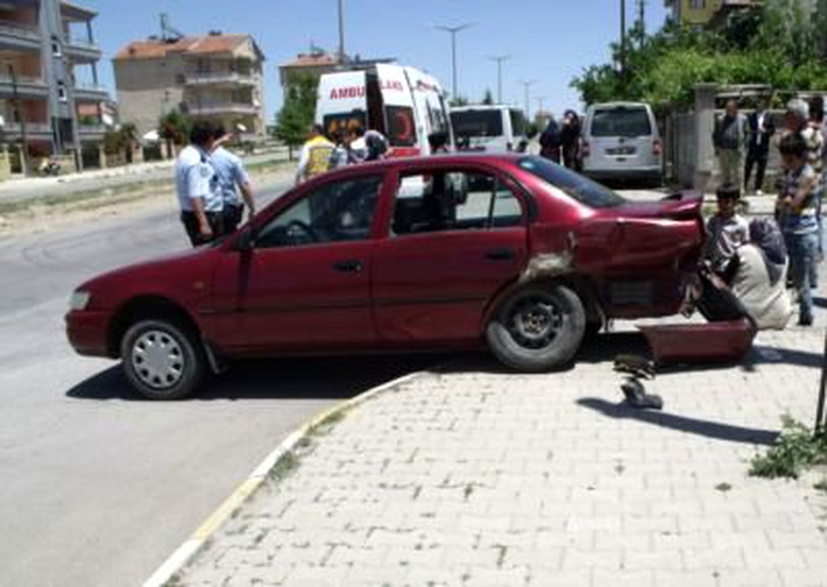 Karaman'da Otomobil ile Ambulans Çarpıştı: 4 Yaralı