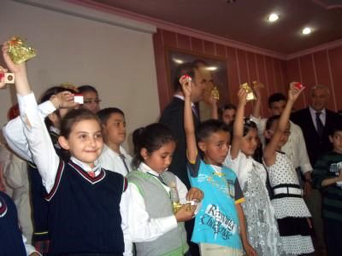 Kırıkkale'de Düzenlen Okuma Yarışmasında Başarı Gösteren Öğrenciler Ödüllerini Aldı
