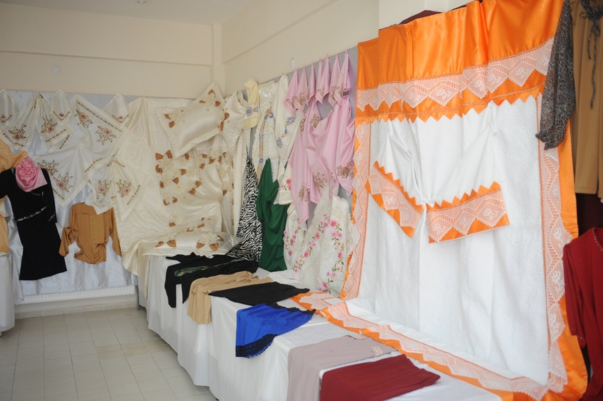 Kızlar Çeyizlerini Osmek'ten Düzüyor