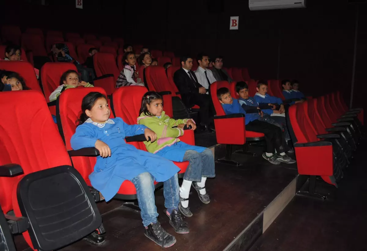 Köy Okulu Öğrencilerine Sinema Jesti