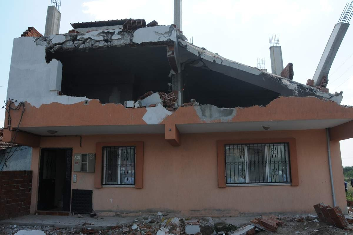 Manisa'da Kaçak Yapılar Yıkıldı