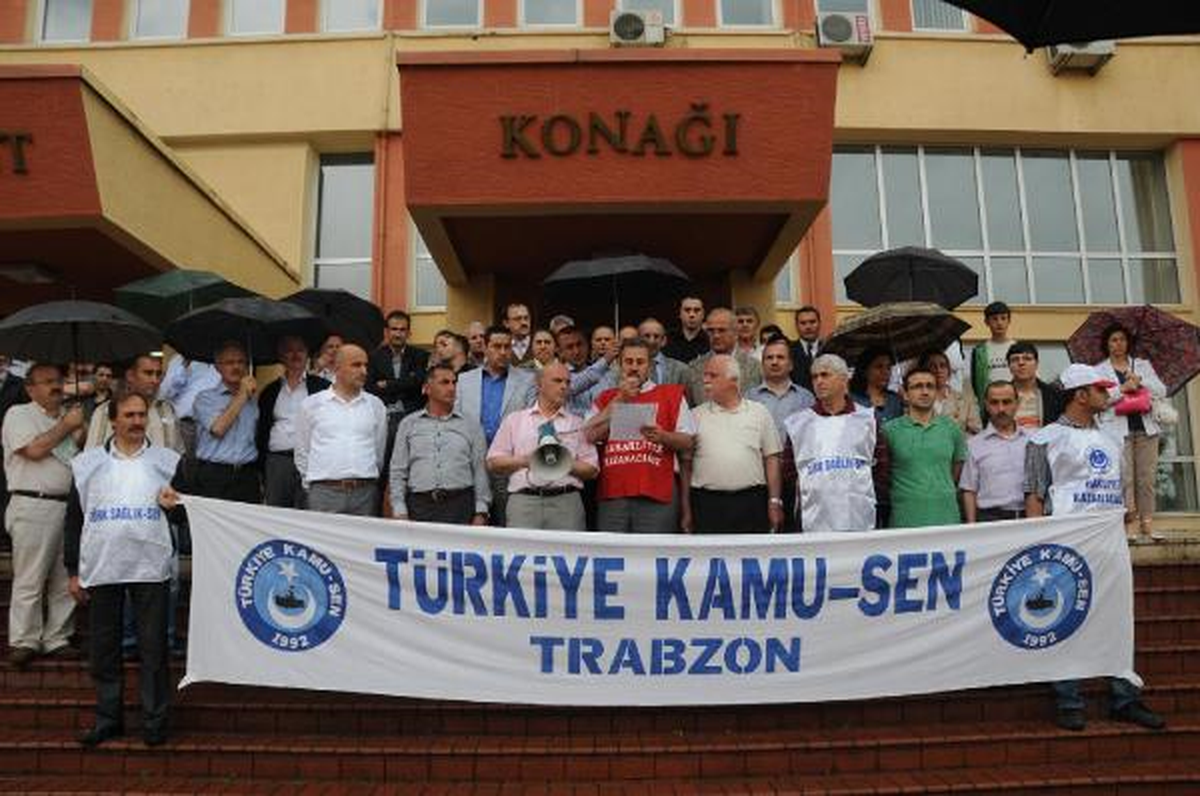 Memurlar Sağanak Yağmur Altında Hükümeti Protesto Etti