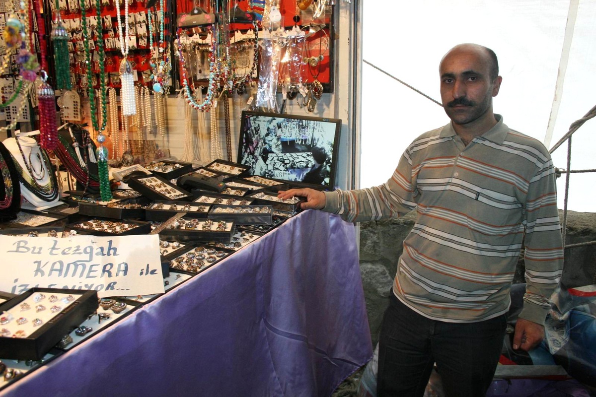 (Özel Haber) Hırsızlardan Bıkan Pazarcı Kendi Mobese'sini Kendi Yaptı
