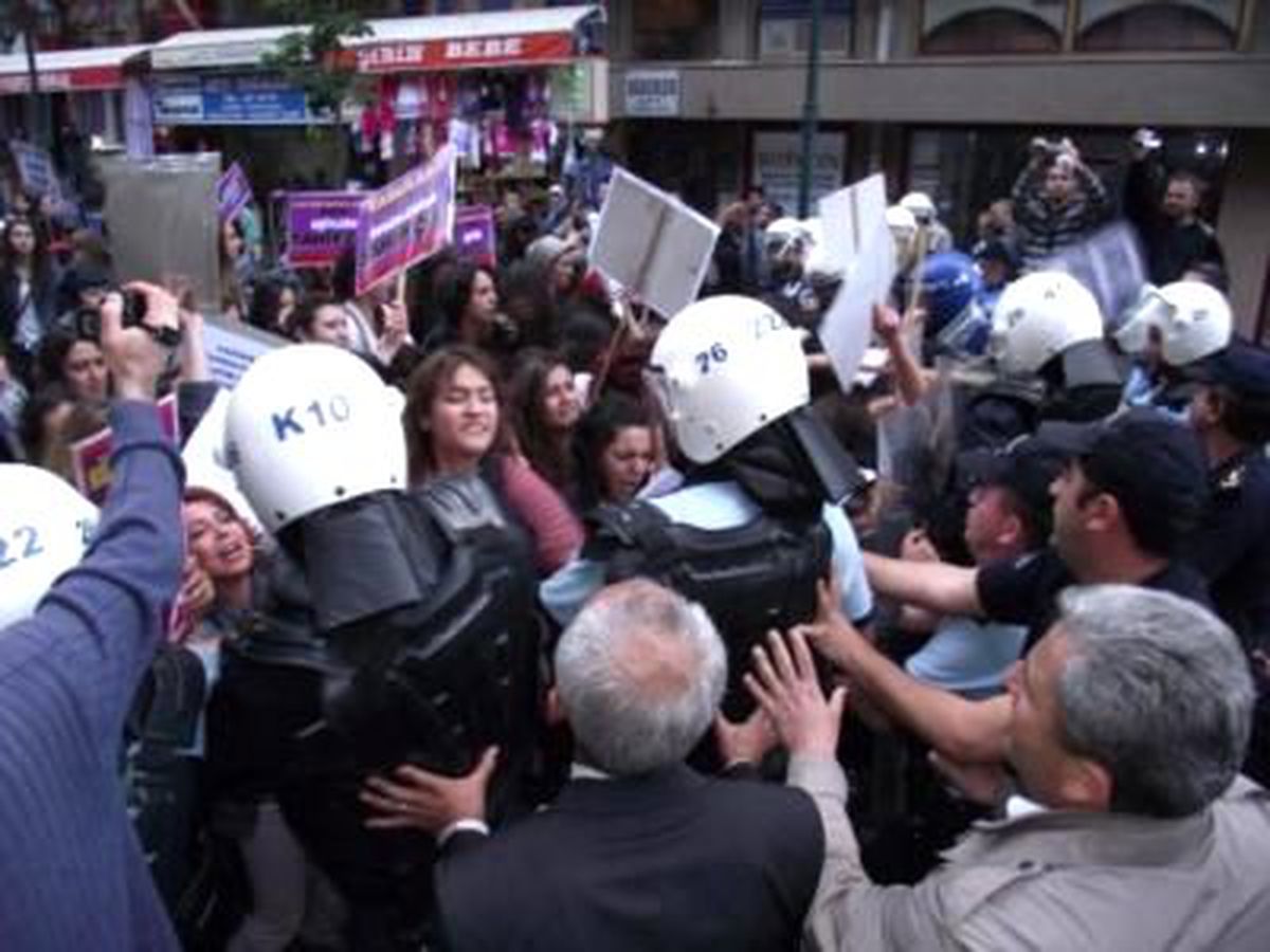 Polis, Kadınları AK Parti Binasına Yürütmedi
