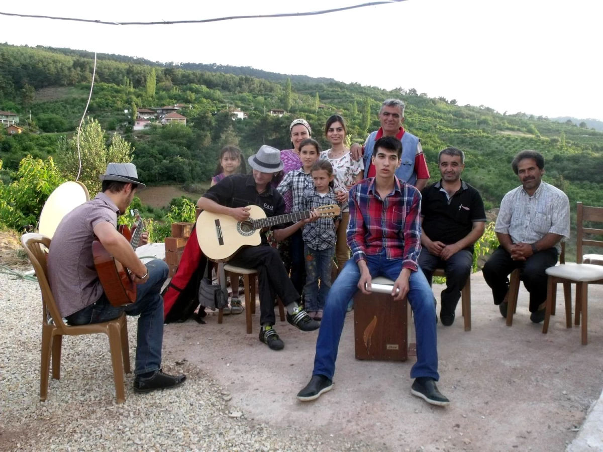 Salihli\'de Müzik Grubundan Köylülere Açık Hava Konseri