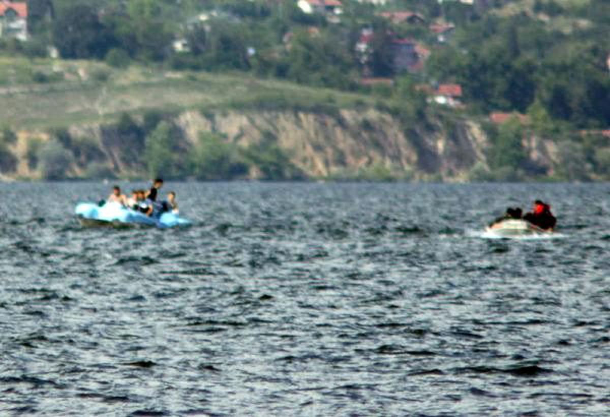 Sapanca Gölü'nde Deniz Bisikleti Battı, 5 Ünıversiteli Ölümden Döndü