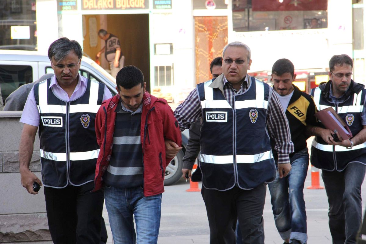 Sigara Hırsızları Tutuklandı