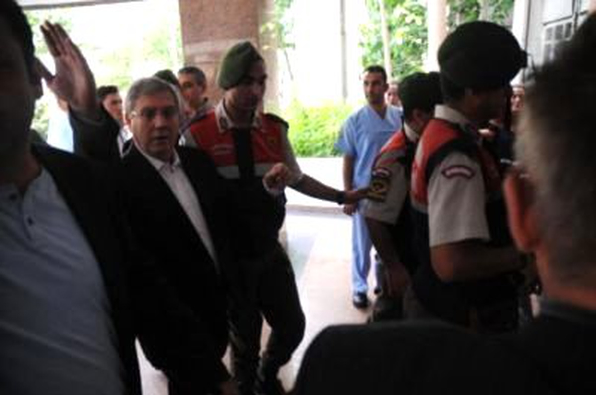 Şişli Etfal Hastanesi'ne Sevk Edilen Fenerbahçe Başkanı Aziz Yıldırım'ın Bu Geceyi Hastanede...
