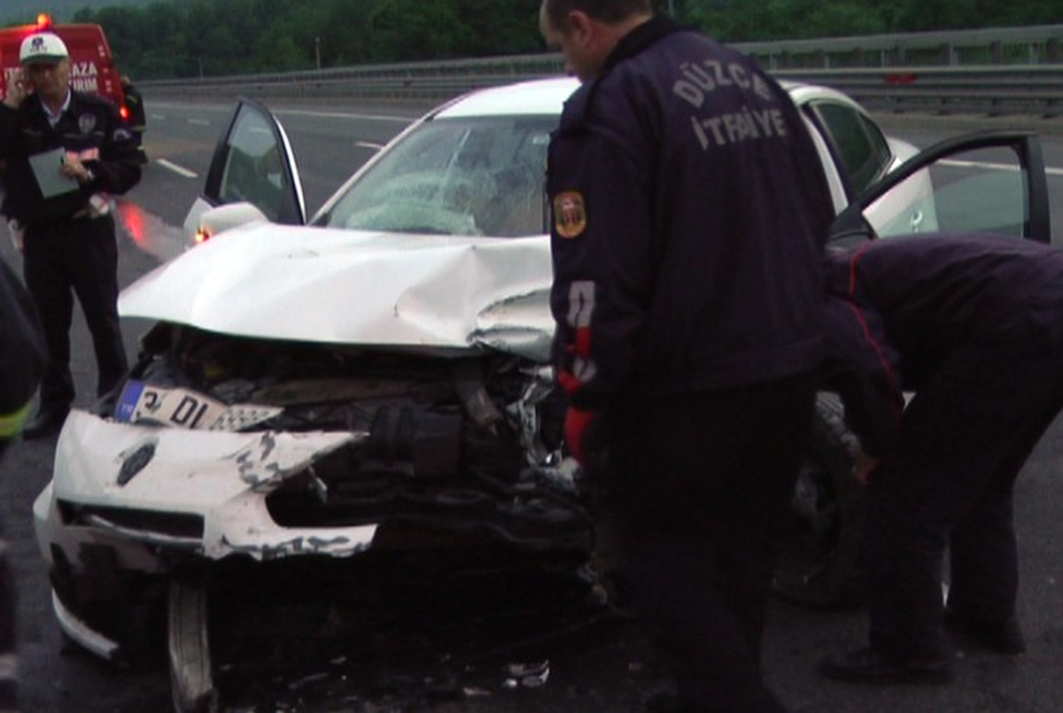 Tem Otoyolunda Bariyerlere Çarpan Otomobilde 2 Kişi Yaralandı