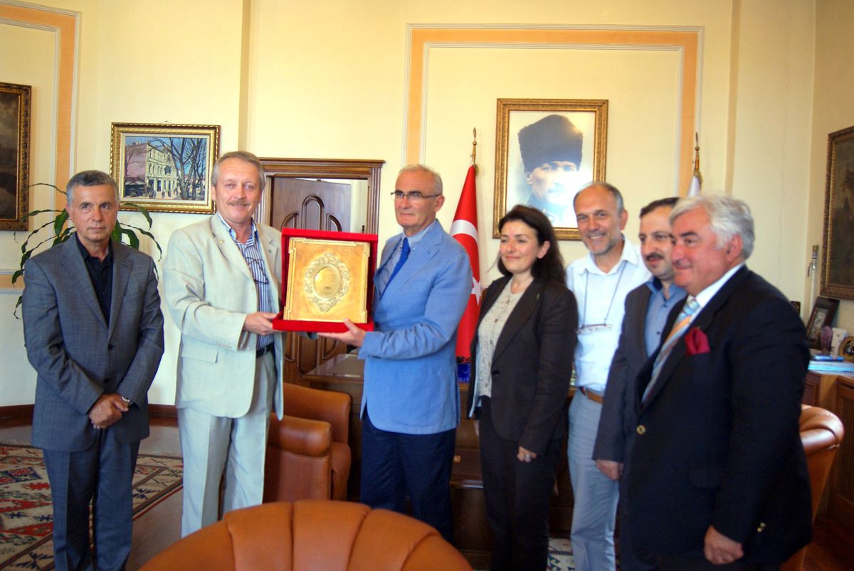 Tema'dan Yılmaz'a Plaket